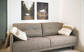 New 3-Bed Apartment & Free Garage Parking